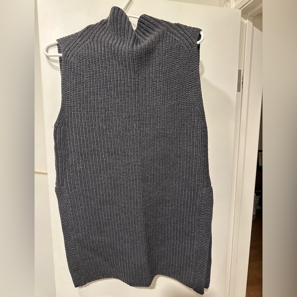 ARITZIA Wilfred Durandal Sleeveless Turtleneck Sweater Small. 100% Merino wool